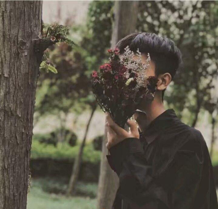 有没有手捧鲜花的男生壁纸啊