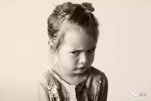 男子做美瞳线引发角膜炎,淘宝10块钱就能买资