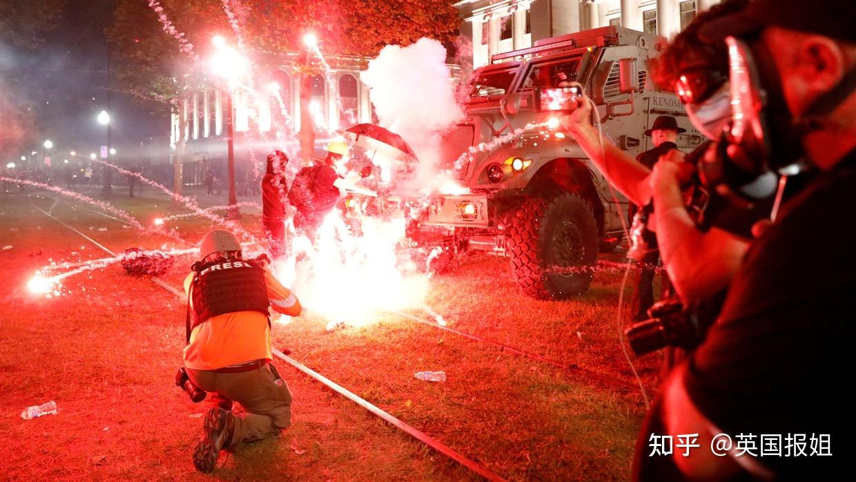 全美吵翻17岁美国白男枪杀2人法院却判他无罪当庭释放