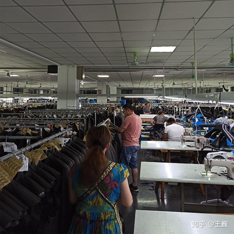 本身我自己也是做生产加工的,经常去大公司看看他们的款式还有皮料