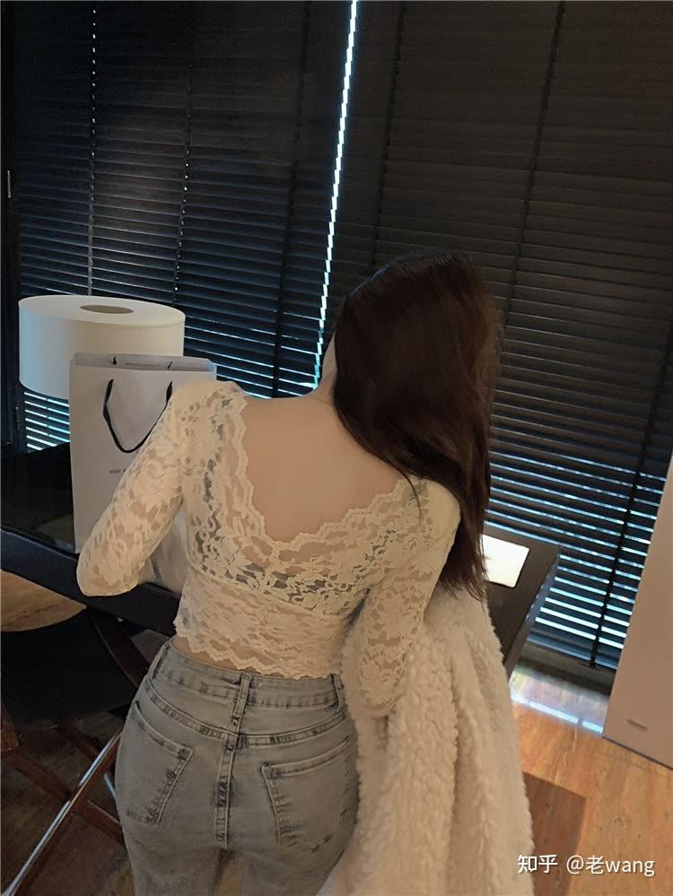 时髦性感的低胸装怎么搭配内衣才能脱离平庸