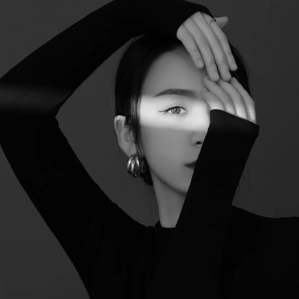 有没有什么黑白色调的高级感头像推荐? - 知乎