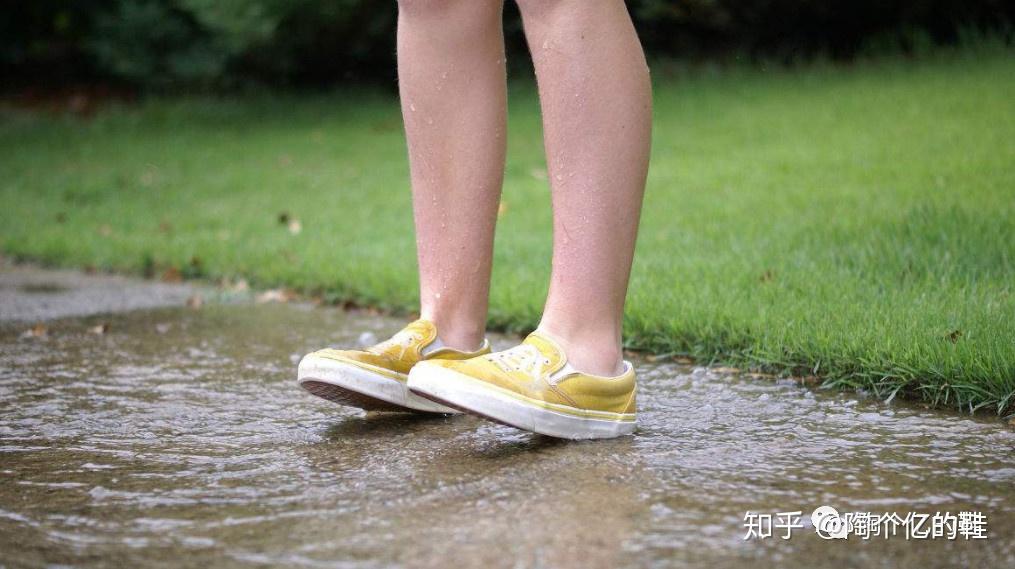 喜欢弄湿运动鞋图片