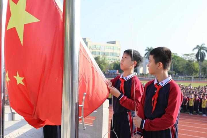 深圳市富源学校小学部举行升旗仪式暨读书月活动启动仪式
