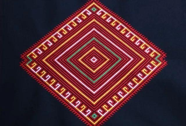 图案"盘王印"在上面这张图里这头冠四周挂满银饰并在发髻套上新娘标志