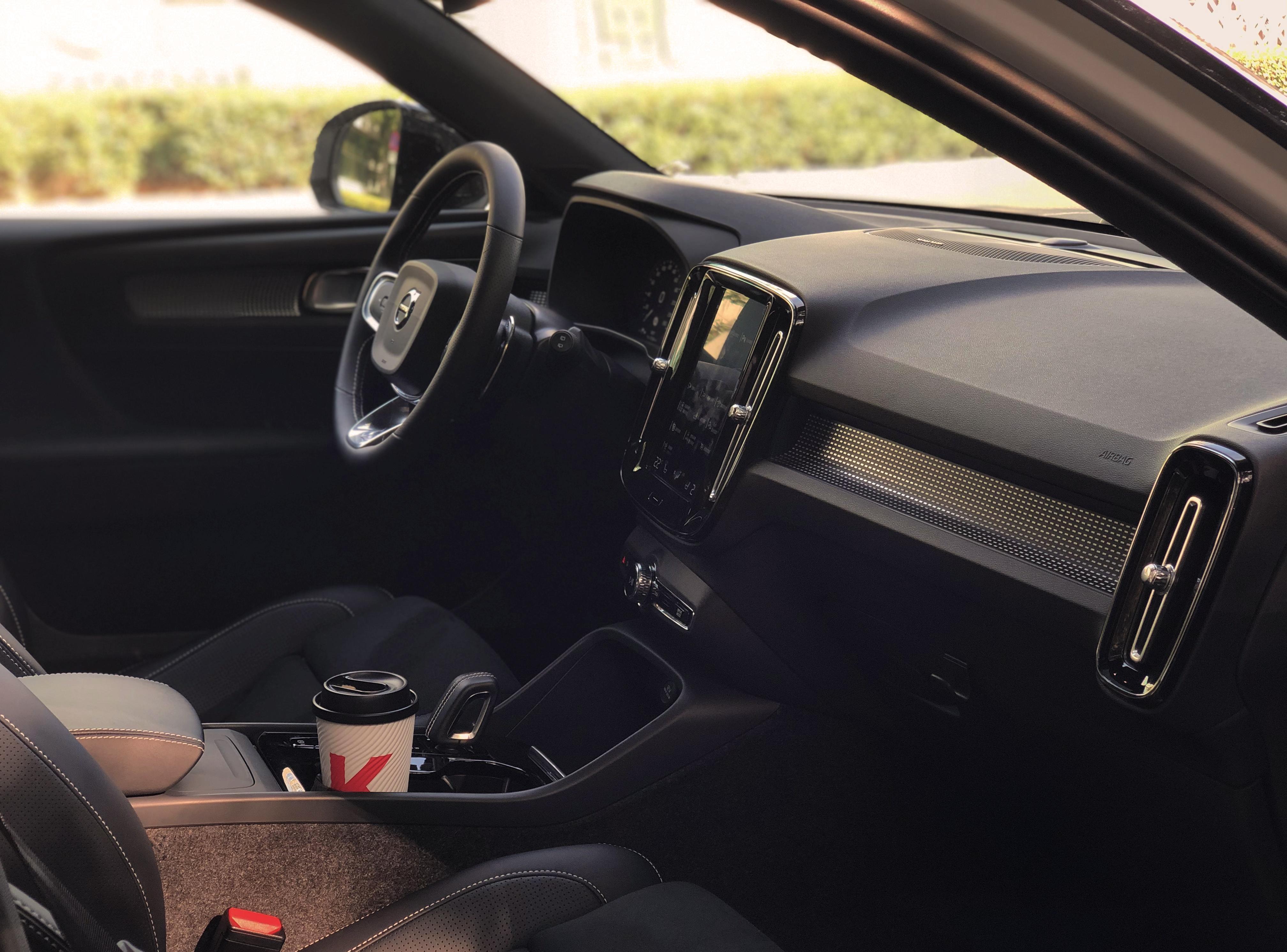 乍看上去,内饰主要由四个竖着的空调出风口作为视觉上的支撑,其他的零