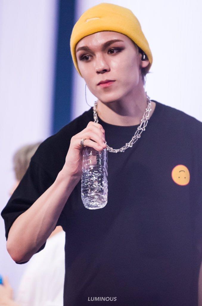 如何评价seventeen中vernon的长相