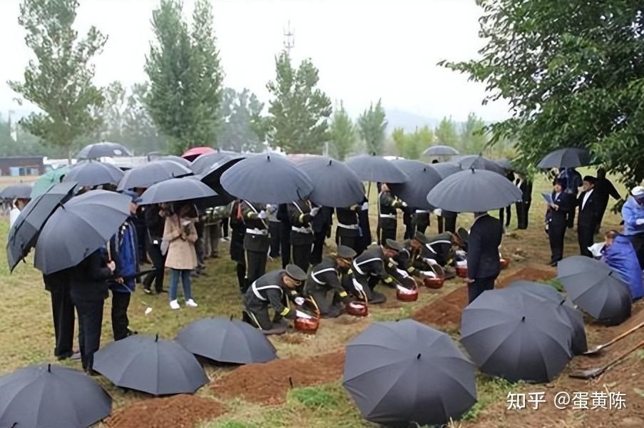 为什么沈阳地区安葬仪式中要打黑伞?