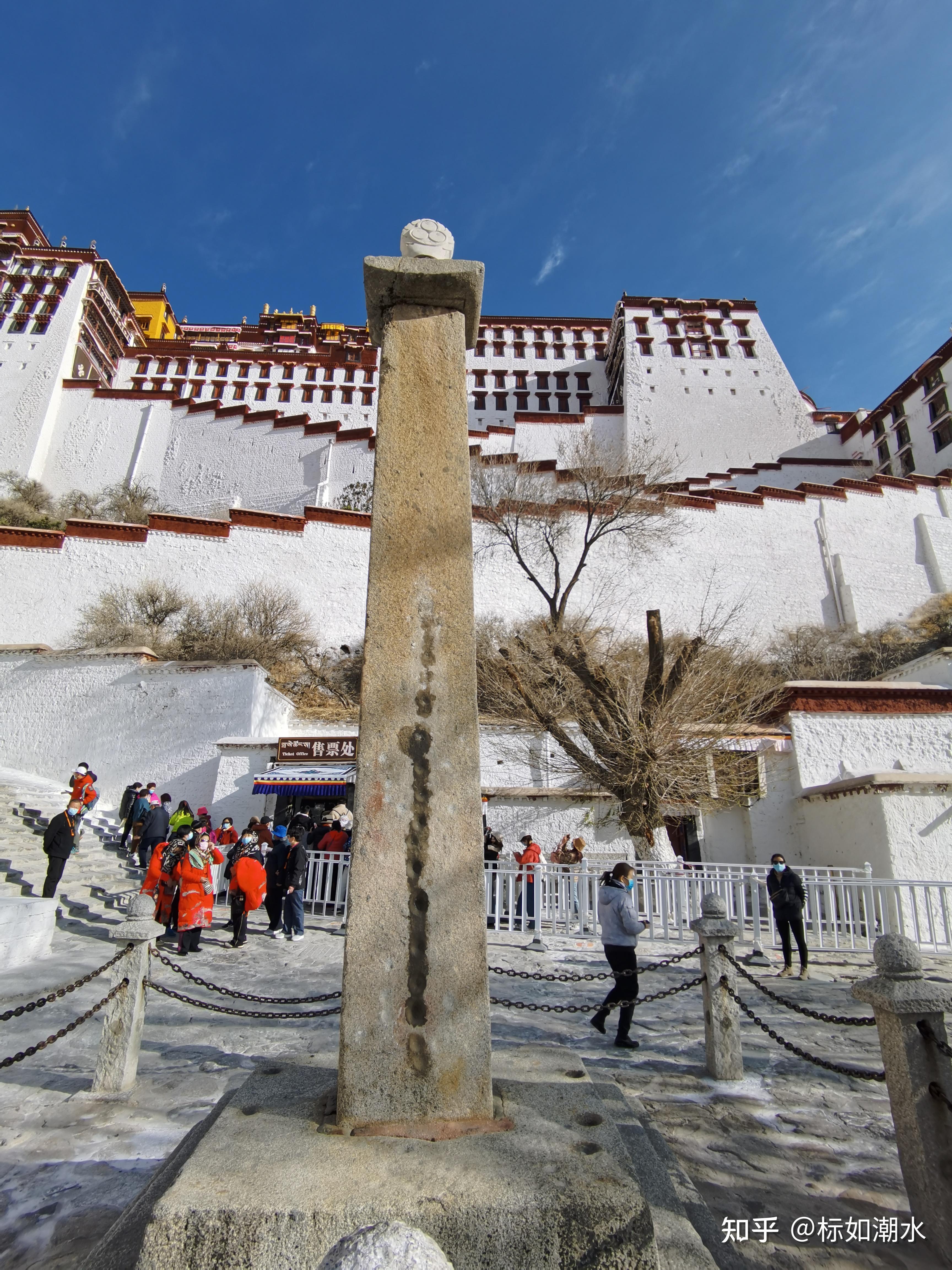 (1)景点简介布达拉宫屹立在拉萨市区西北的红山上,是一座规模宏大的宫