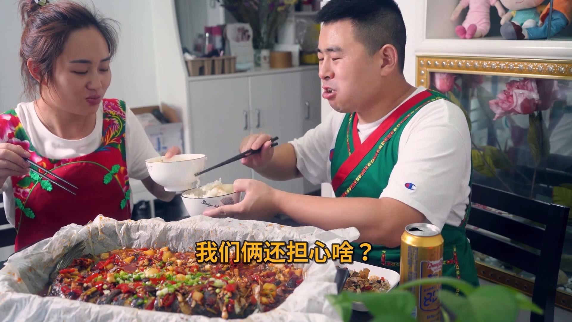 小厨去跳广场舞媳妇请吃新疆烤馕配肉串再烤羊腰吃真香