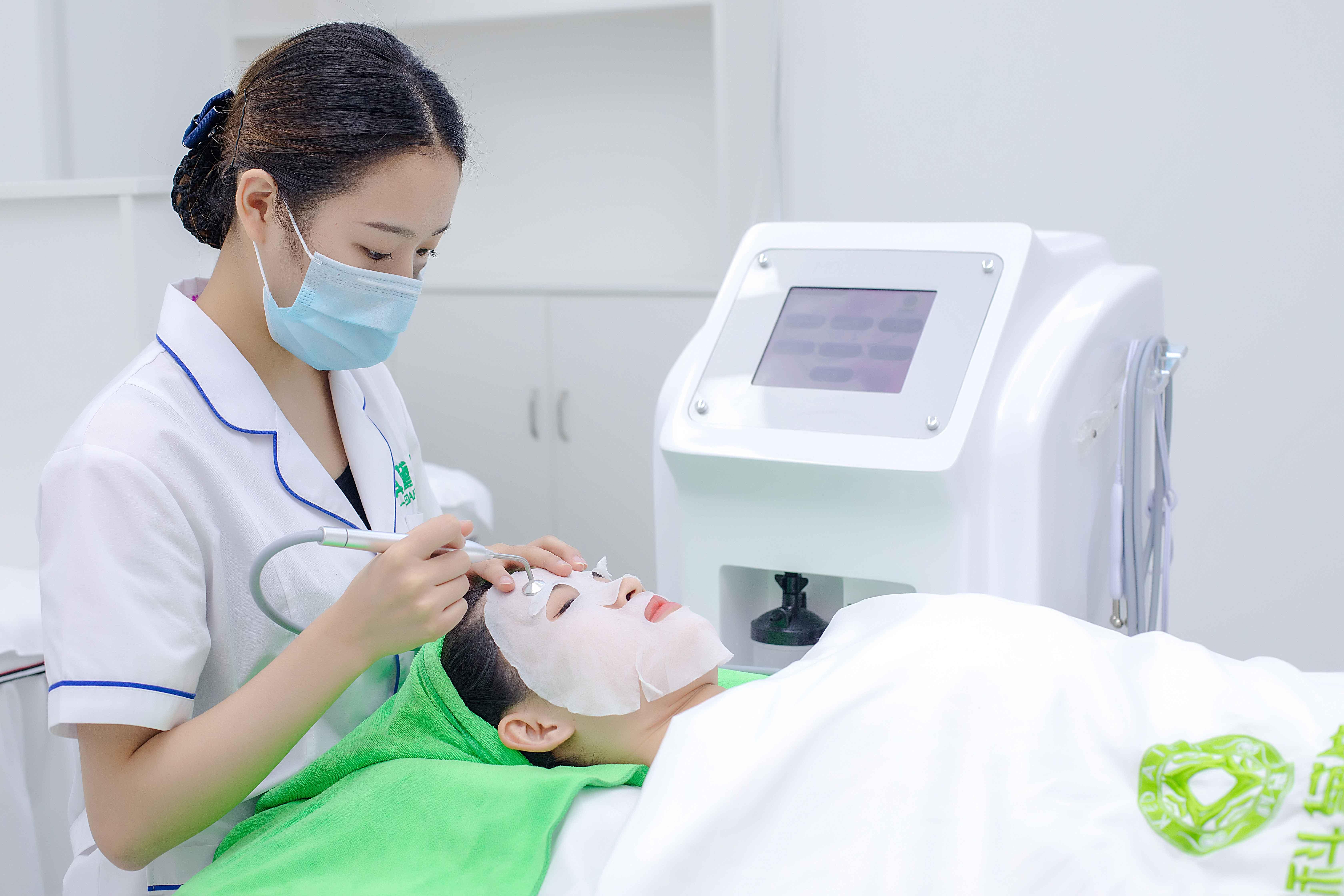 美疗师通过注氧仪净化,将水分子细胞直导入皮肤底层,以达到补水润肤的