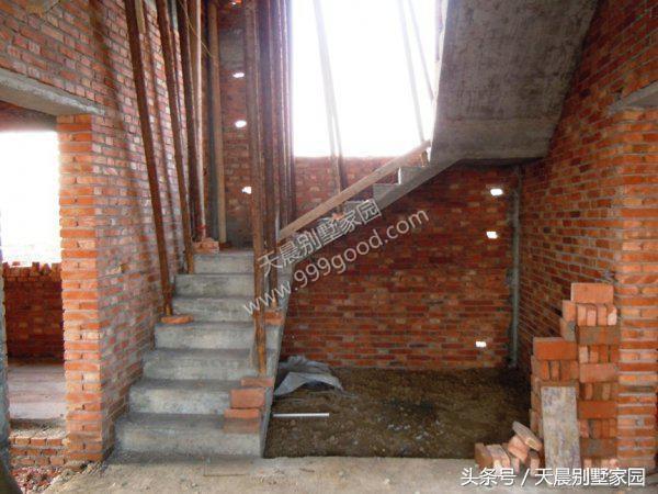 农村自建3层别墅,与众不同的设计,30万造价城里人看得眼红!