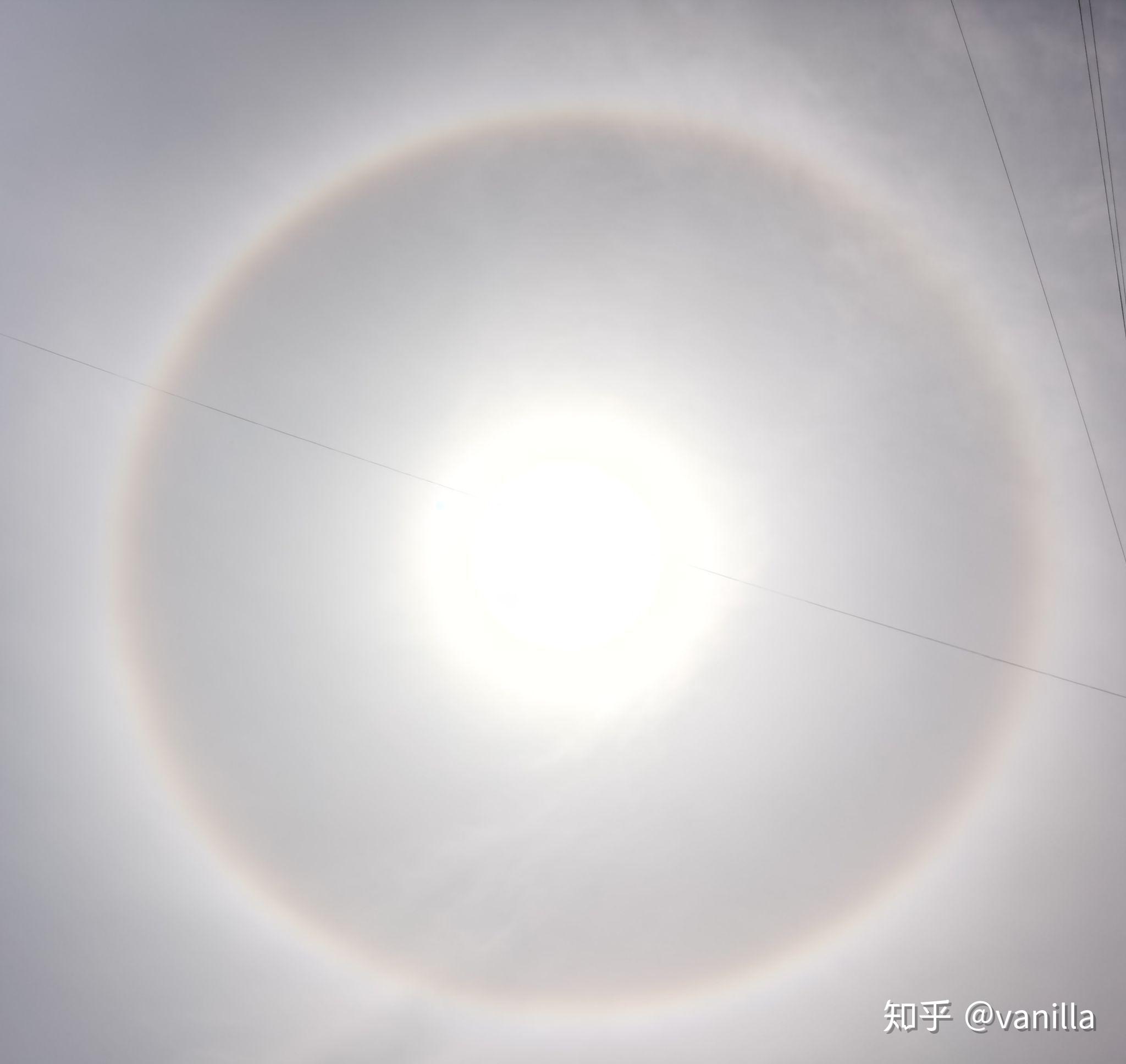 太陽異常太陽周圍出現一圈彩虹光暈光圈內亮度比光圈外暗一點這是什麼