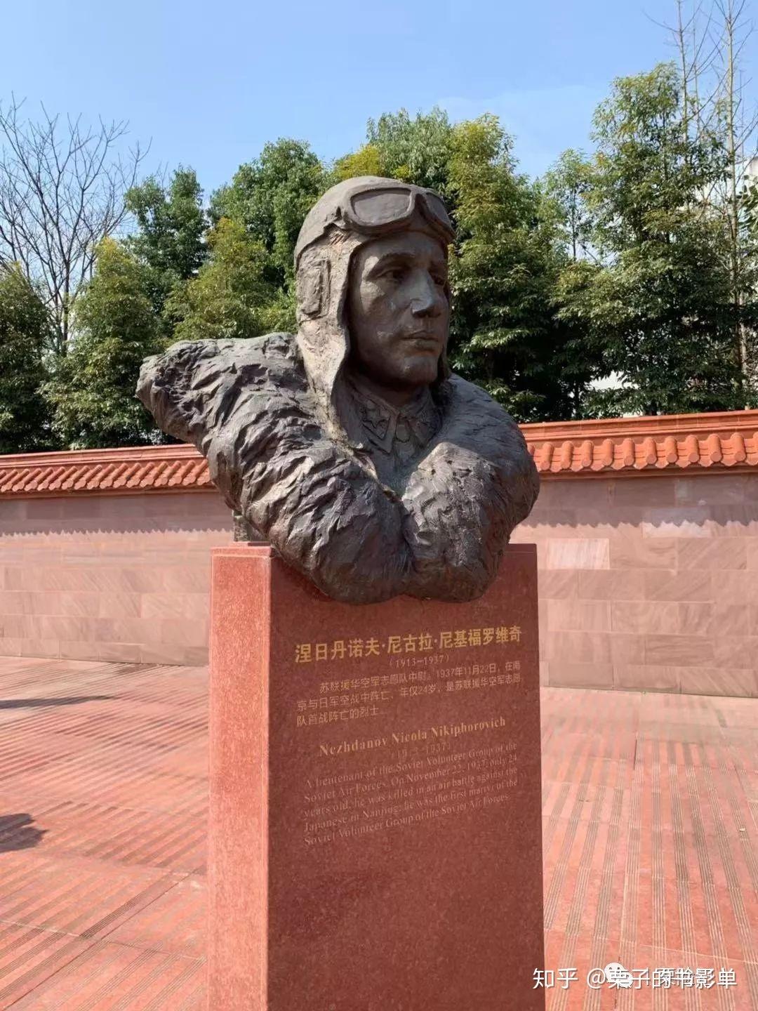 援华义士广场,因为只有40座雕像,可以一个个看过来.