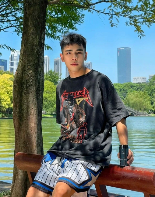 1米85的黑皮学长,这腿直呼受不了