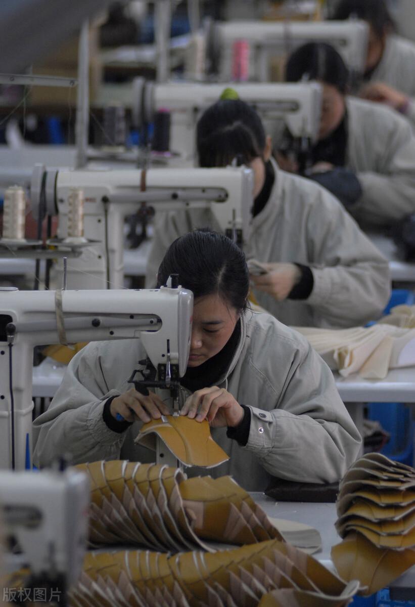 2,工厂里没有工人,只有"机器人"