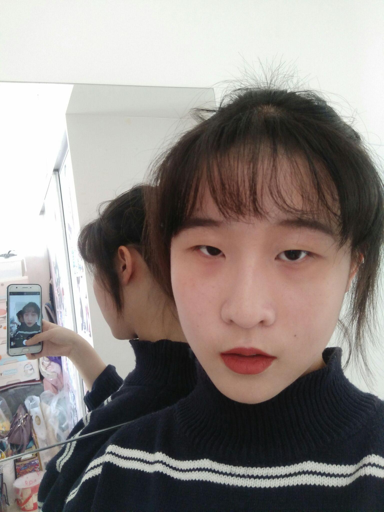 有没有那种单眼皮小眼睛塌鼻梁厚嘴唇但还挺好看的女生?