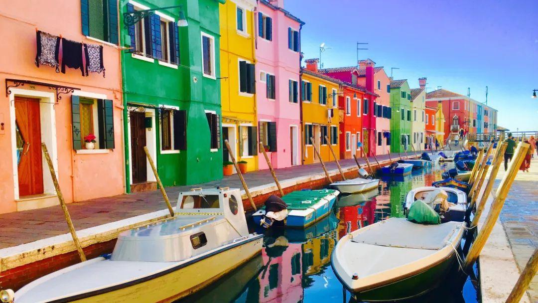 像威尼斯的网红景点——彩虹岛,房子与房子之间,墙壁与门框之间,都