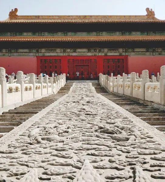 位于故宫保和殿北边正中的御路,有一整块汉白玉石雕,名为"云龙阶石"