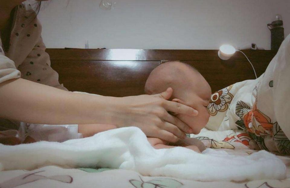 抬头训练很重要但要掌握好时机别让宝宝跟着遭罪