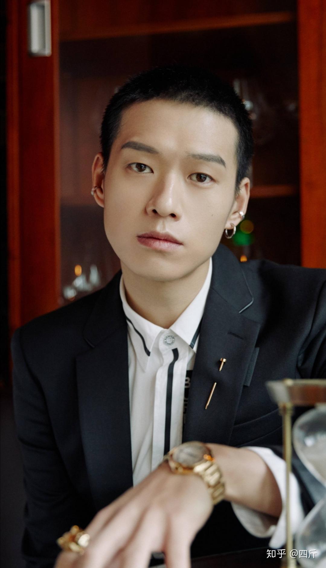 博眼球魏大勋晒寸头戴耳钉照片另类造型是硬朗还是胡闹