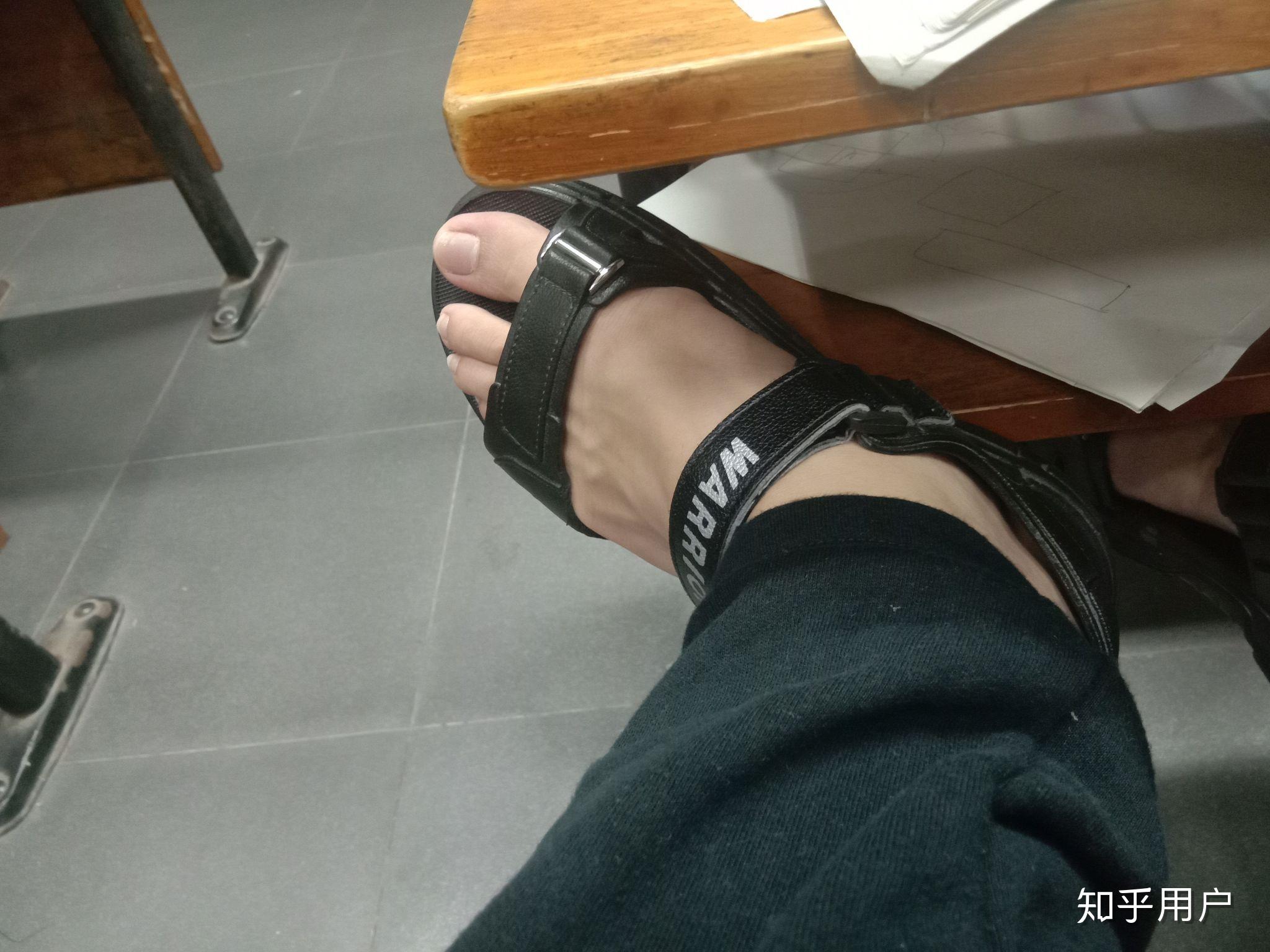 大学男生穿凉鞋好不好?