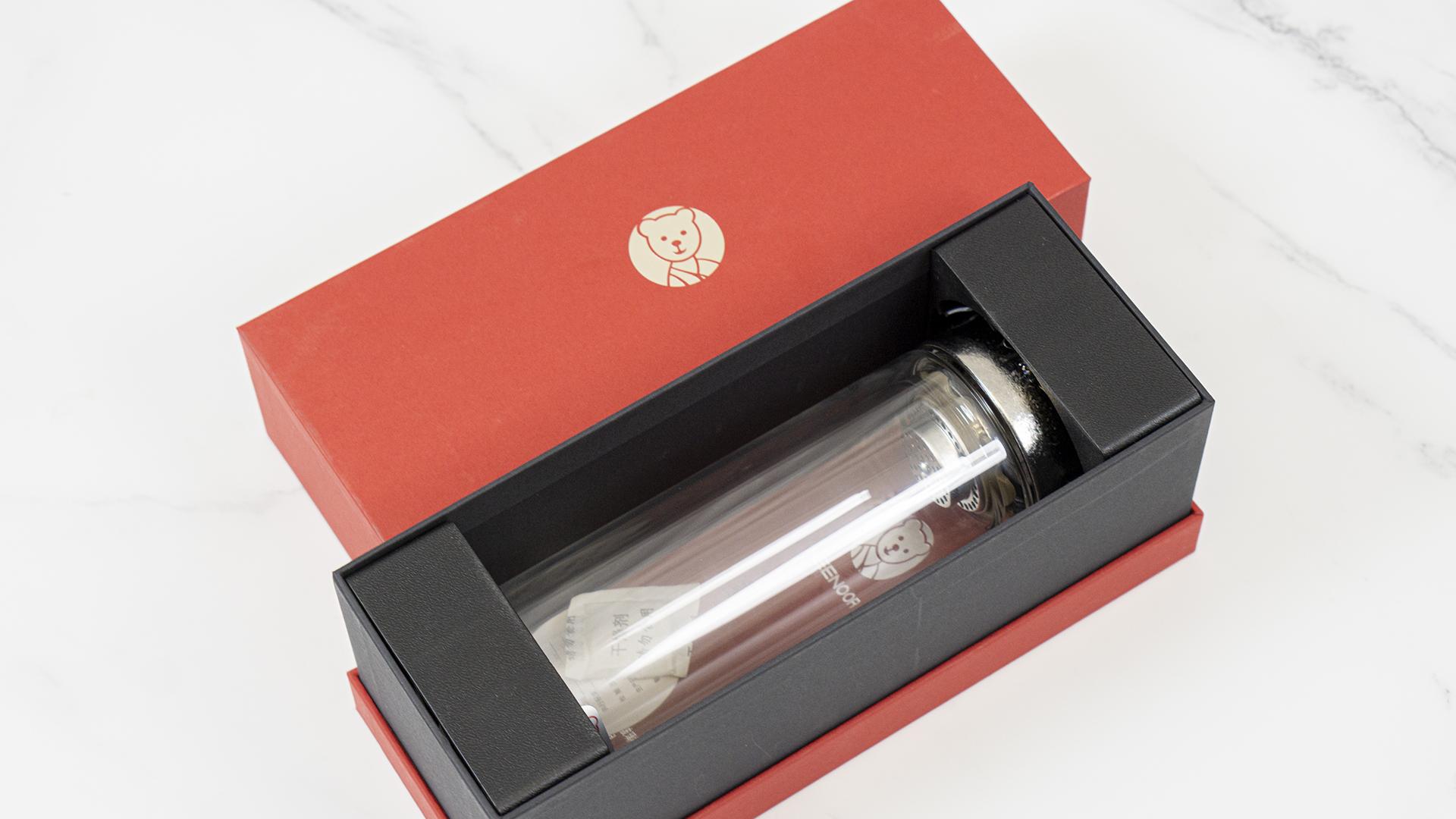 里面的包装同样的红银搭配,打开包装,里面就是玻璃杯本体.