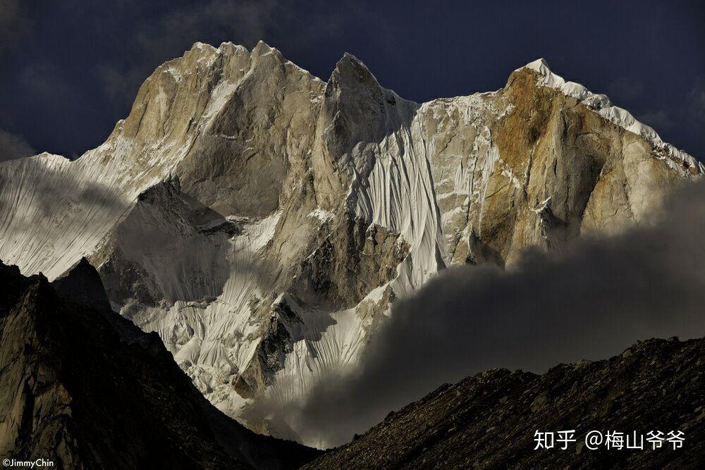 梅鲁峰,位于印度瓦尔喜马拉雅山区,海拔6000多米,也许光听海拔,它并没