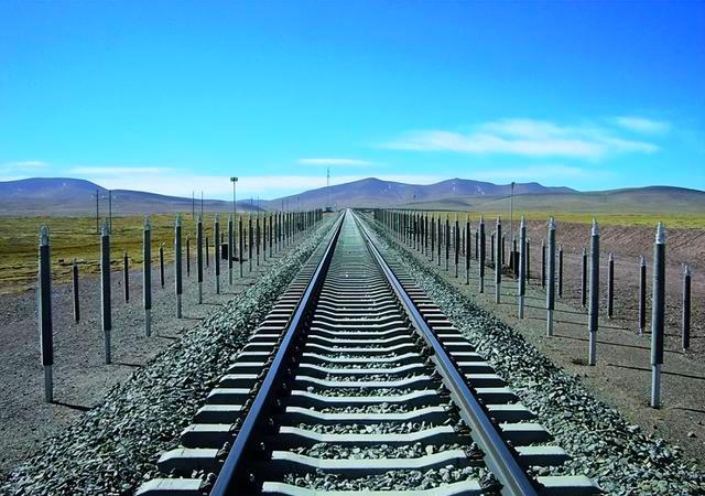 上万根魔棒神助青藏铁路穿越冻土