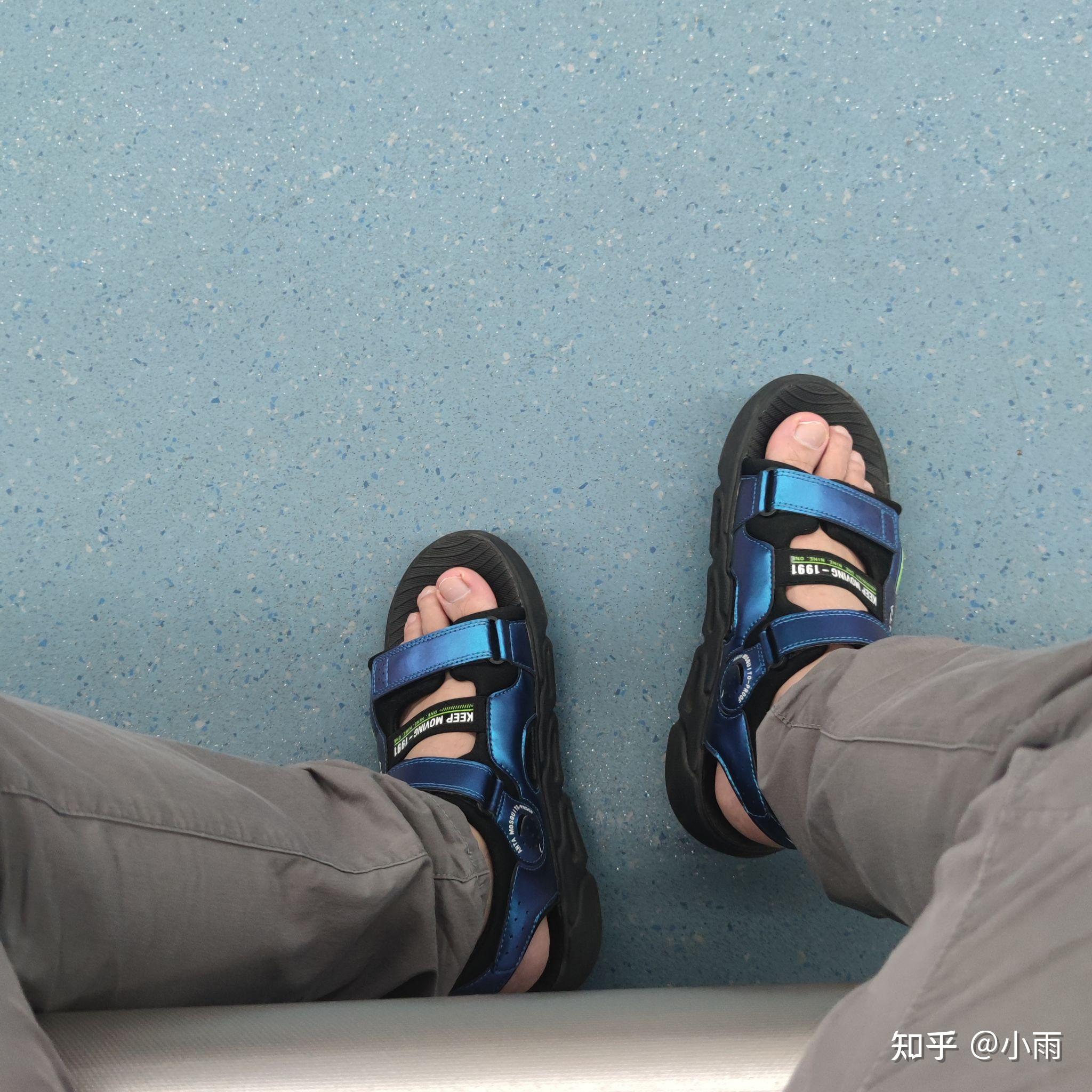 16岁高中男生,穿凉鞋上学可以吗?