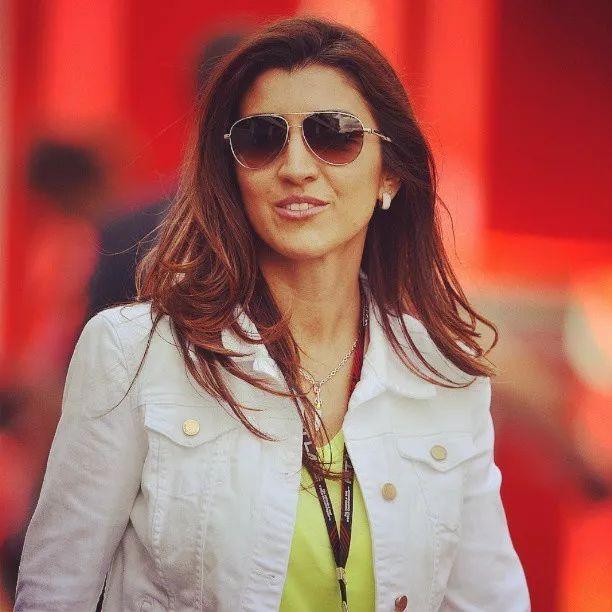 法比安娜和她的母亲人们怀疑法比安娜是为了钱结婚,但法比安娜却一直