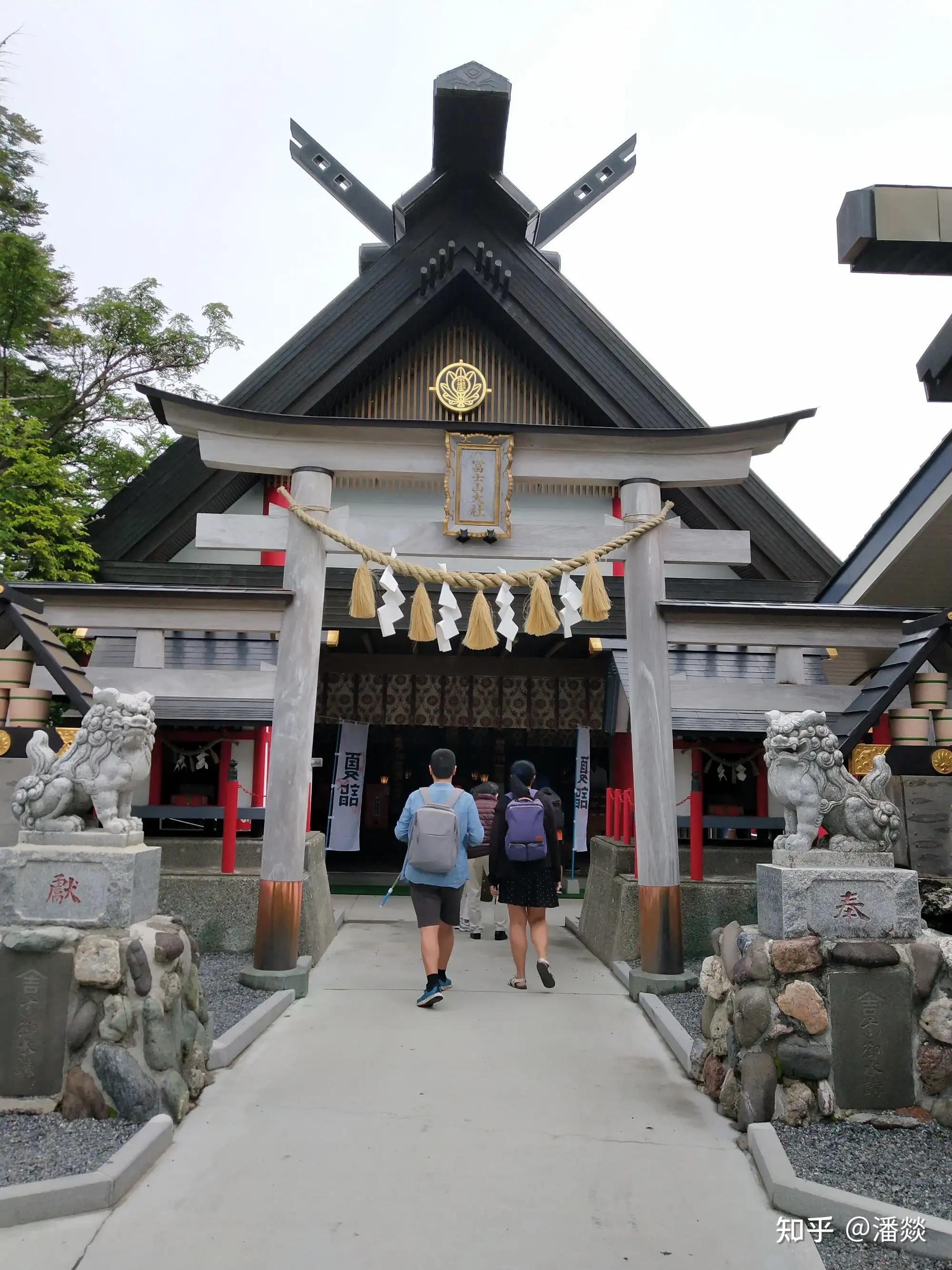 怎么看待铁头在靖国神社小便并在碑前写"toilet"?