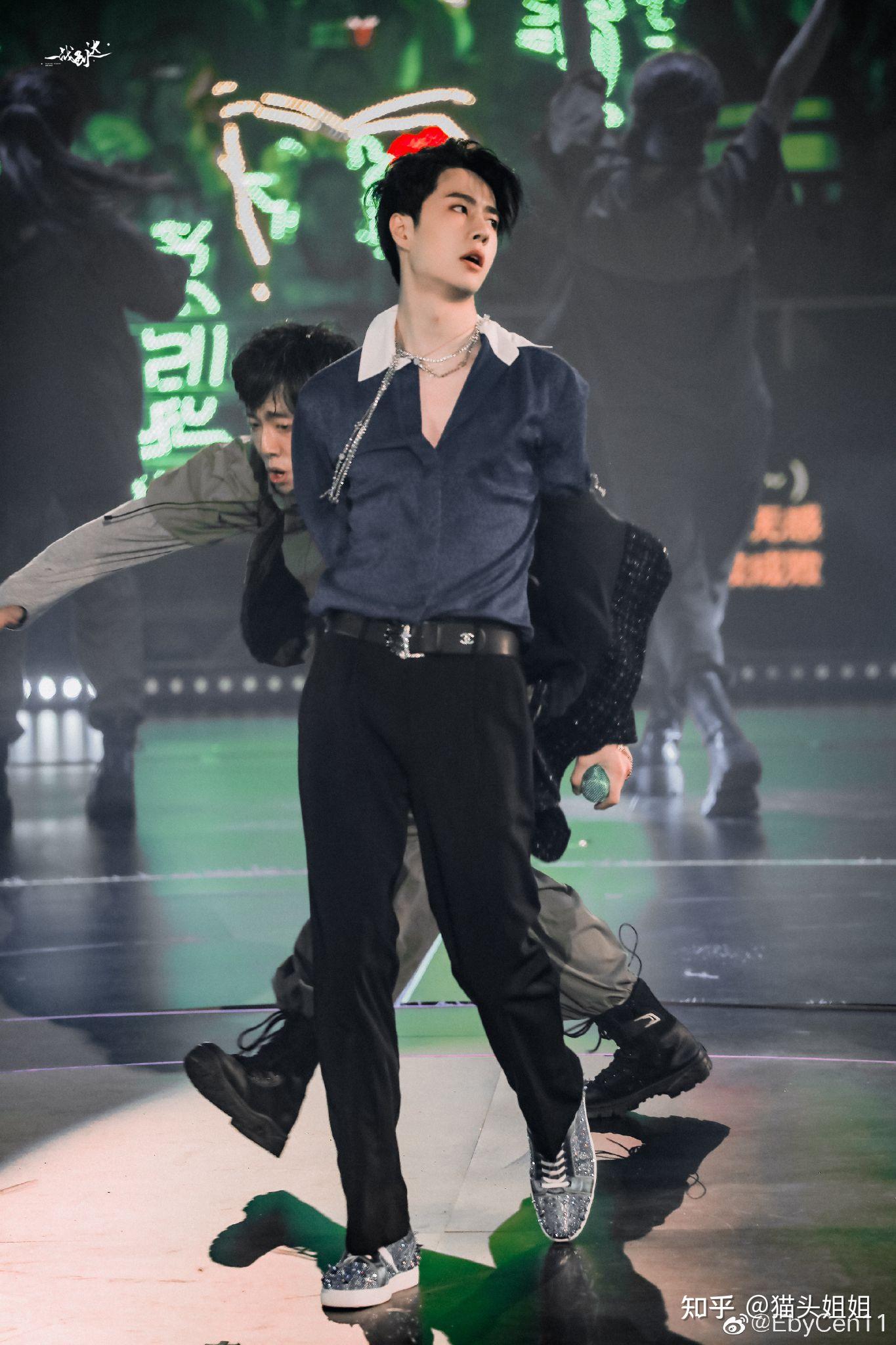 如何评价王一博在乐华十二周年年会上演唱《无感》的舞台表现? - 知乎