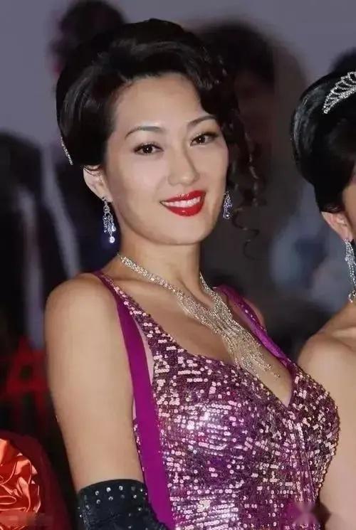 "胸大无脑"孟广美:37岁情迷欧洲汉,4年被骗5个亿,咋弄的?