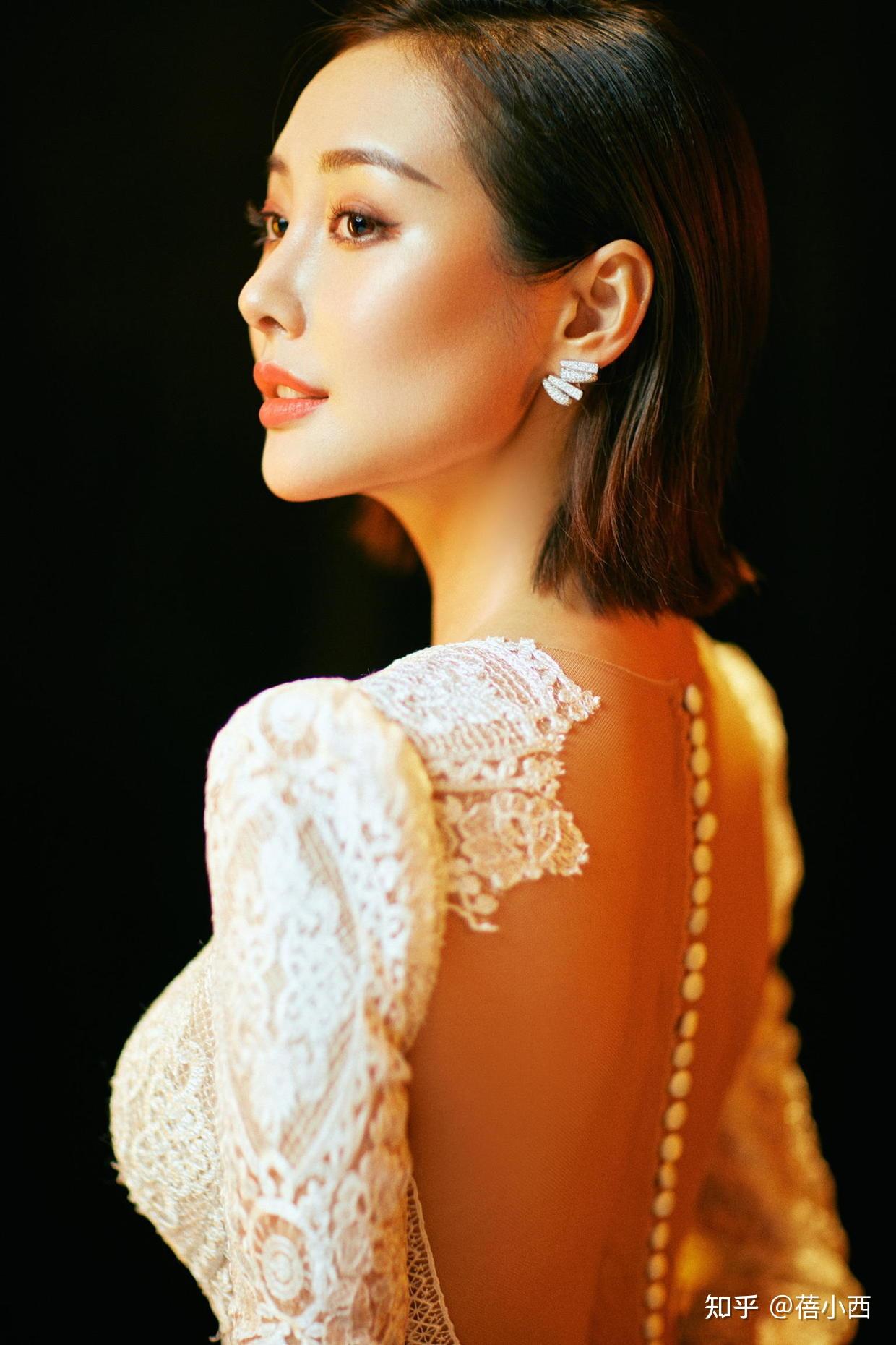 李纯真是尤物身材一袭蕾丝连衣裙镂空露背太美没身材不敢穿