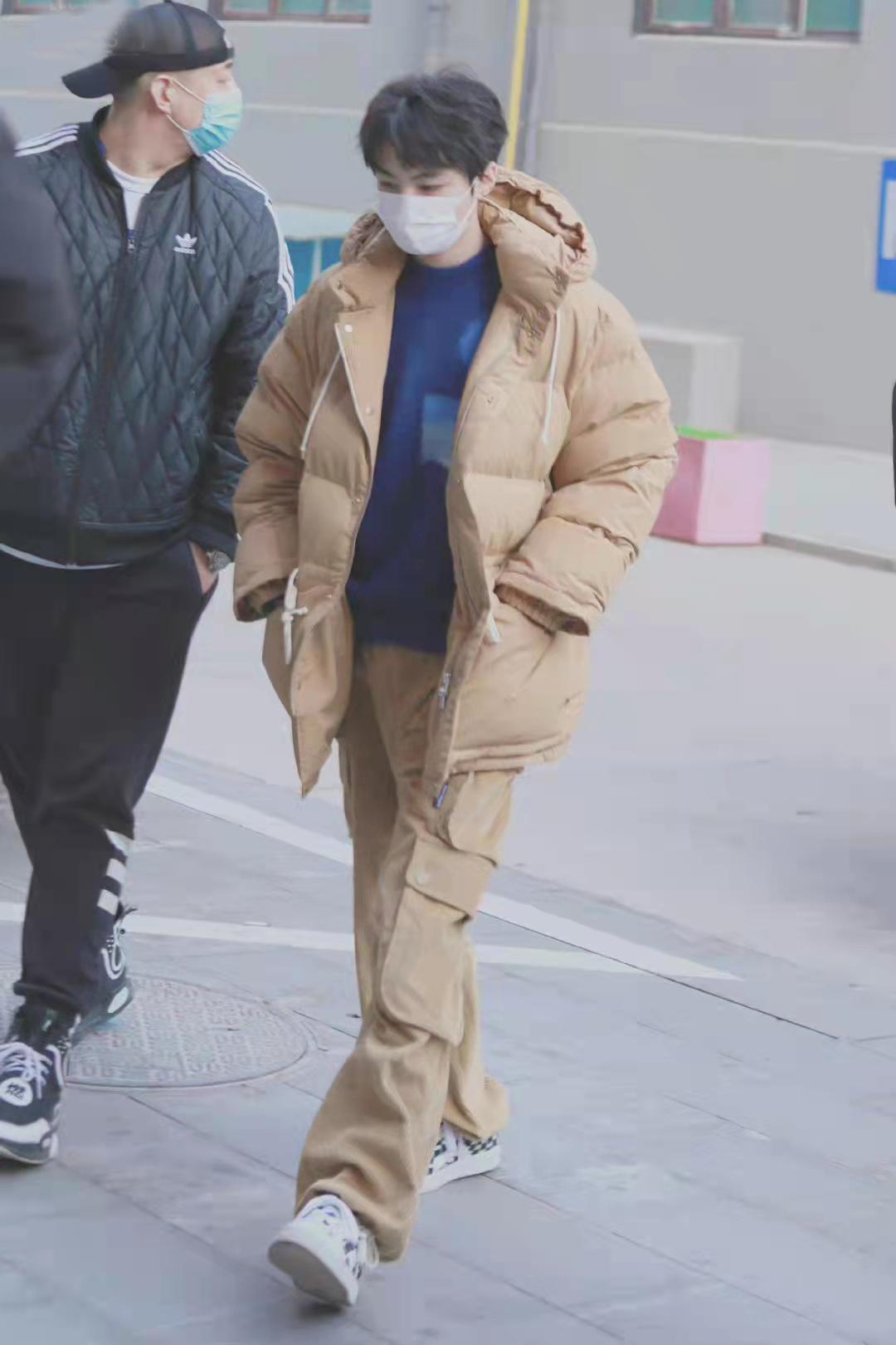 王俊凯卡其色羽绒服搭配同色系创意工装裤保暖舒适又时髦