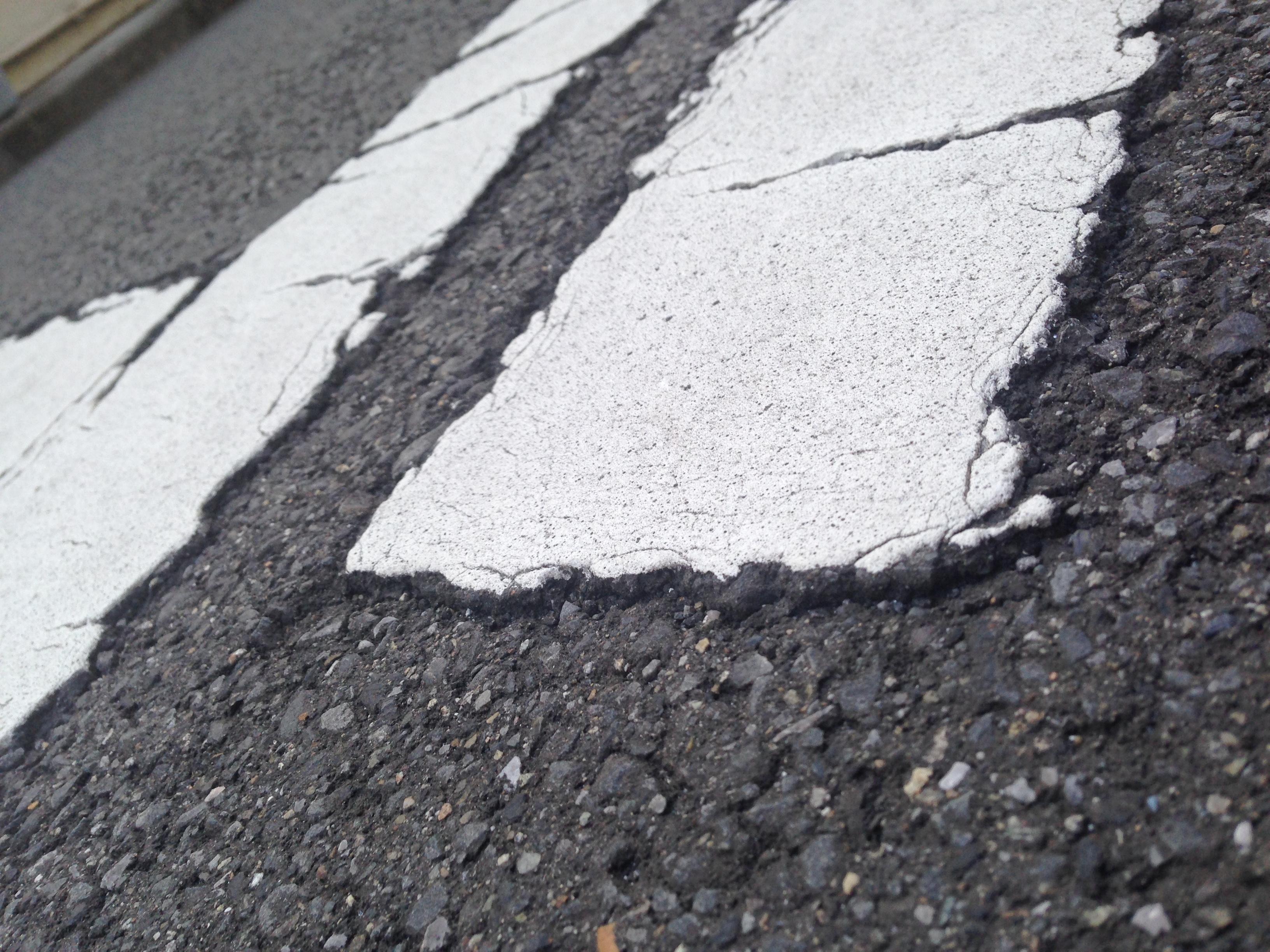 为什么日本马路大多数是沥青路而且白色的路标那么醒目干净? - 知乎