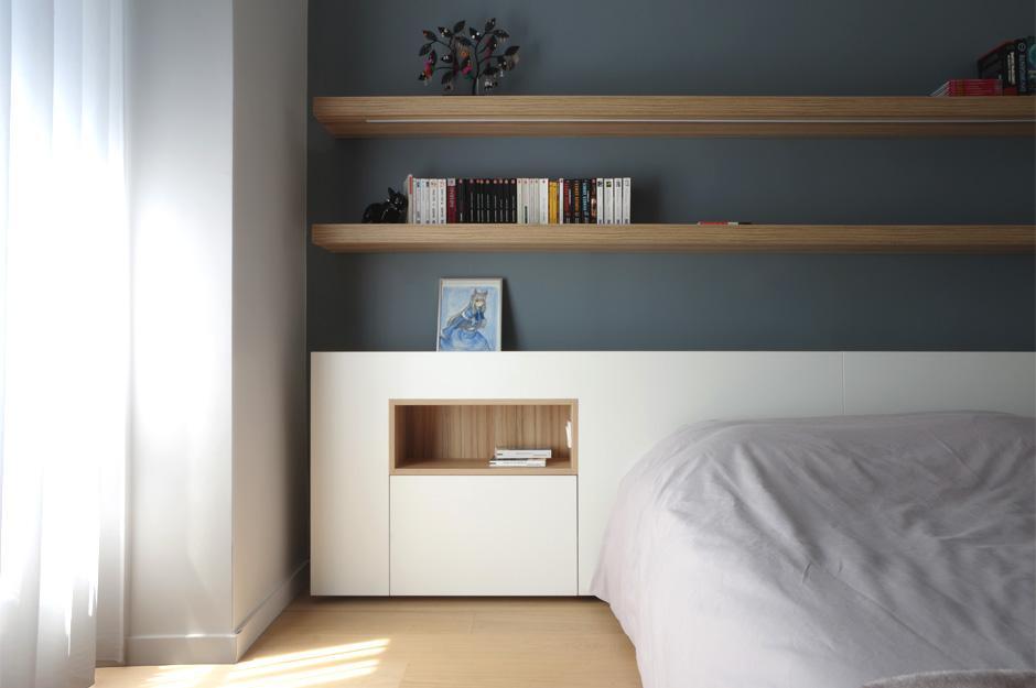 现在很多小户型住宅,要在小卧室硬塞下两个厚重的床头柜,怕是有点勉为