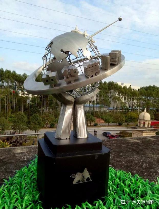 不锈钢雕塑,主要有如下几种类型:一,功能性雕塑:是一种实用雕塑,它将