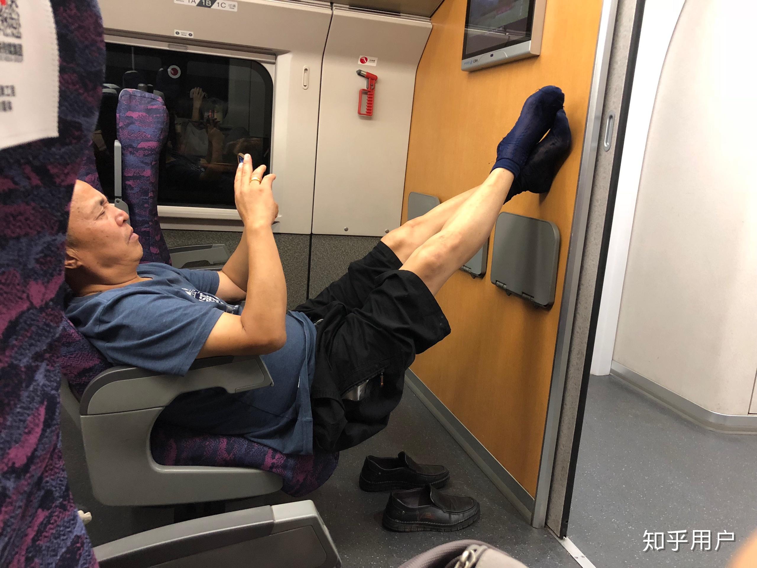 如何看待涂磊坐飞机把脚蹬起来的做法? - 知乎
