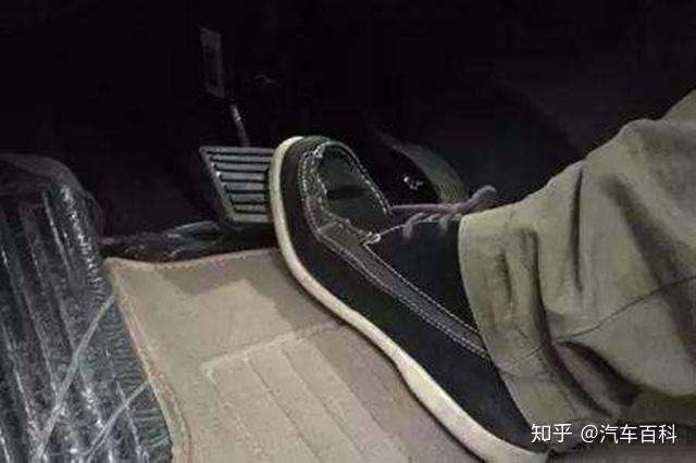 踩下油门，感受速度与激情的美剧：最狂野的汽车追逐盛宴 (踩油门的时候感觉车子有异响)