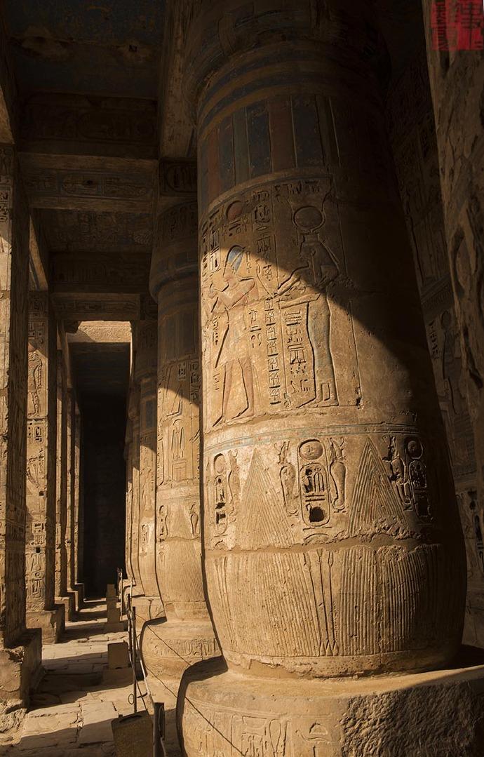 柱子浮雕5:拉美西斯三世,身后是其妻泰伊,她杀死了法老——古埃及最后