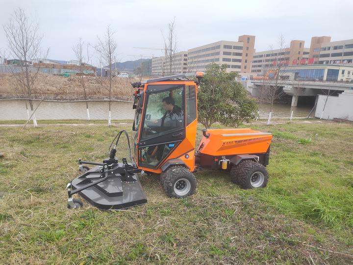 乘坐式斜坡割草机