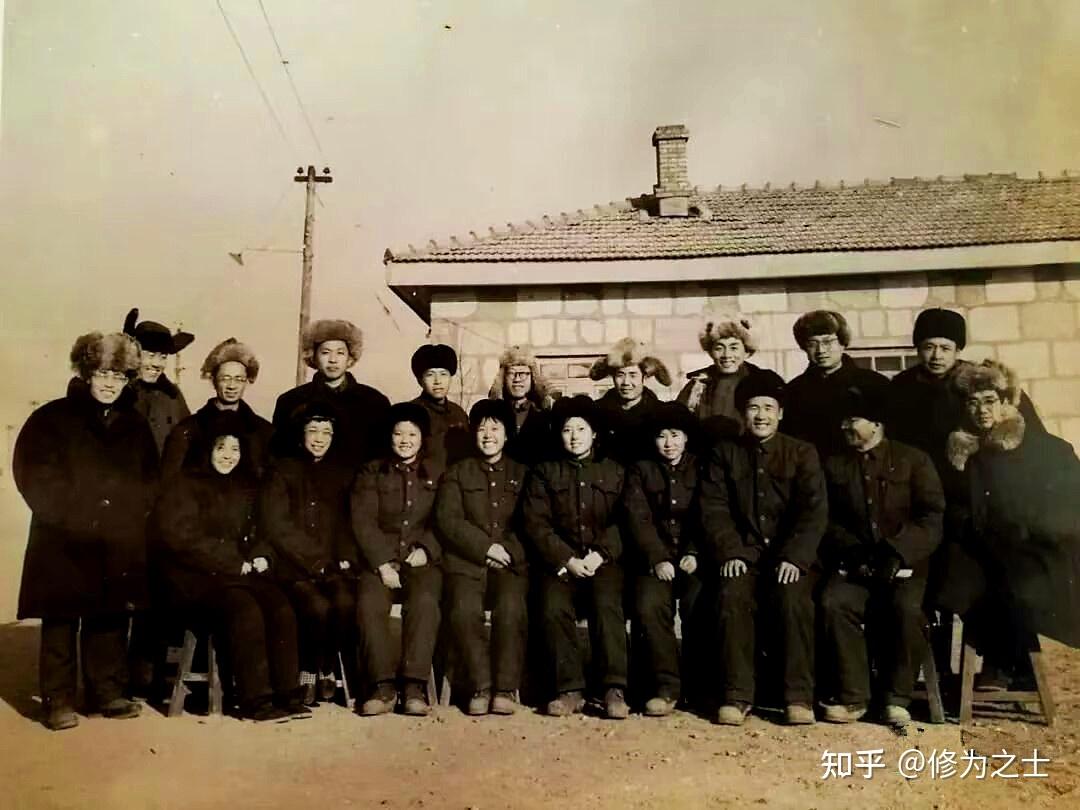 那年在新疆兵团连队割草,镰刀卷刃,铁工班长毁战利品马刀,亲手为我打一把新镰刀 - 知乎