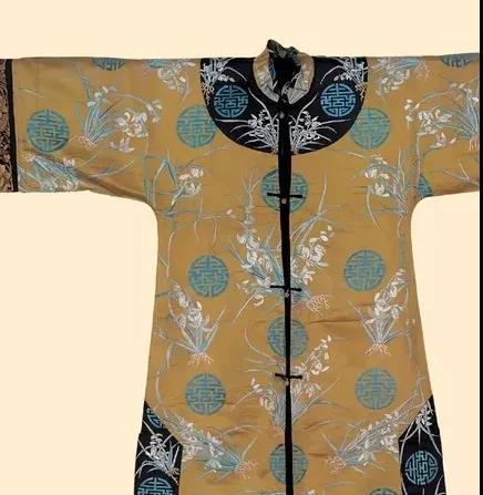 叫旗袍 有一种非凡的精致,叫盘扣 盘扣,是古老中国结的一种 在古代