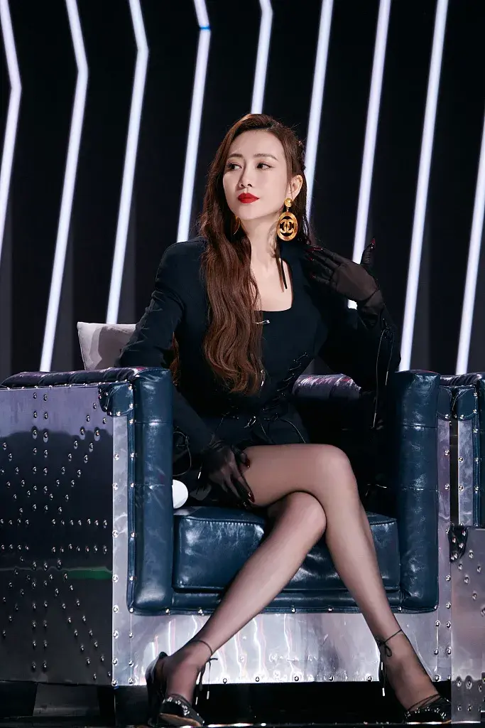 譬如王鸥这一身黑色套装,优雅且经典.