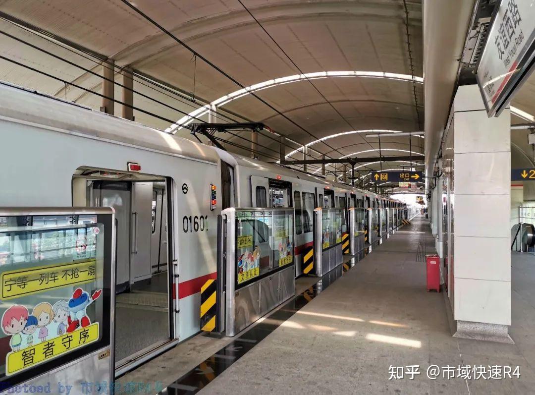 友谊西路站站厅层位于地面一层.