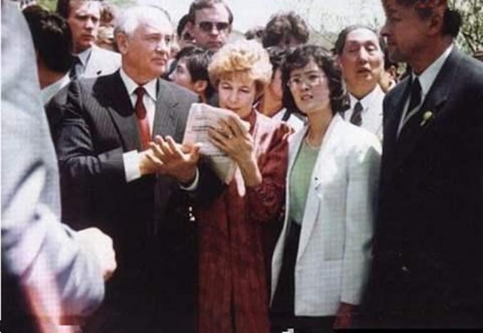 戈尔巴乔夫传简介和他的妻子 v2-733e05a714875ce83aafceb65c8e4a84_1440w.jpg?source=172ae18b