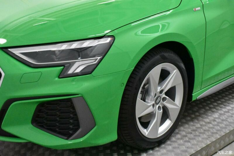 运动年轻的设计新款奥迪a3两厢版绿色涂装非常亮眼