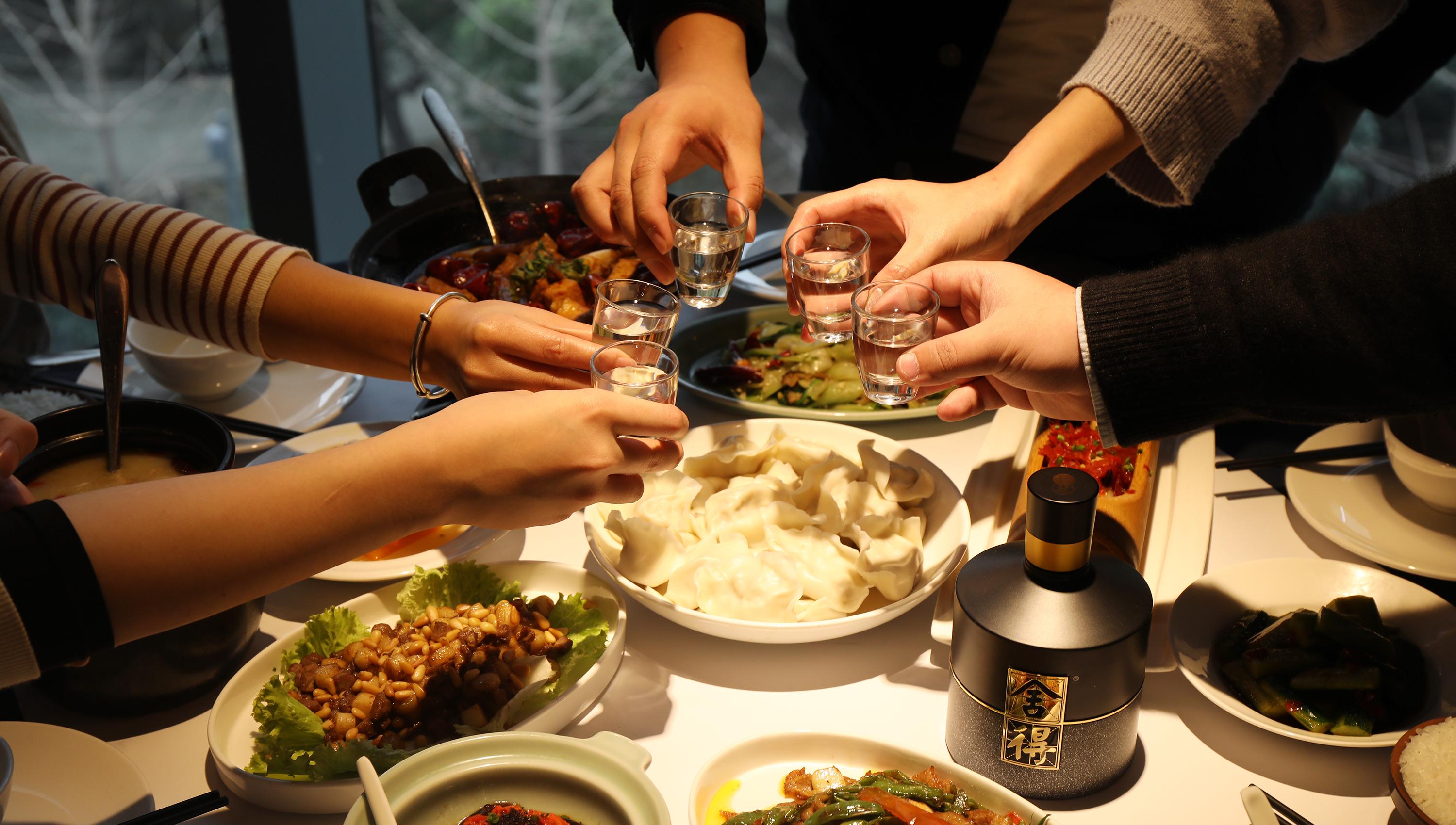 为什么酒在社交场合中的地位无法被其他饮料动摇